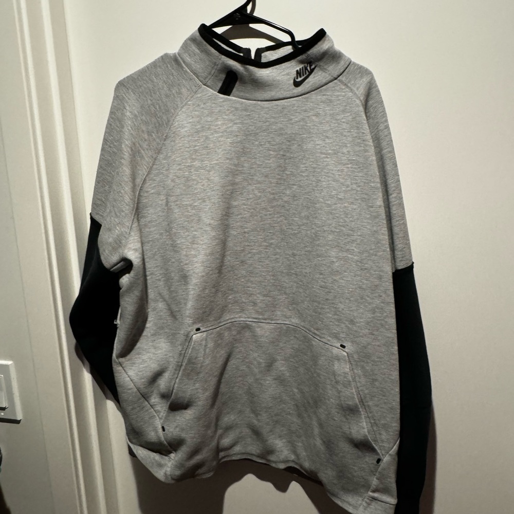 High neck Nike sweatshirt! Comes with a belt